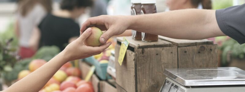 果物を渡している様子を写した画像