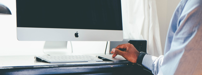 パソコンを使うビジネスパーソン