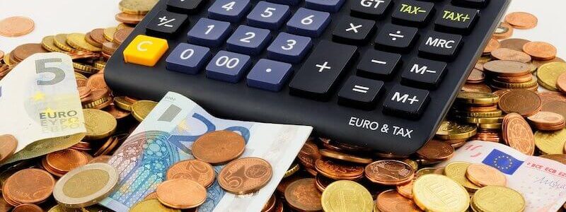 コインに囲まれている電卓